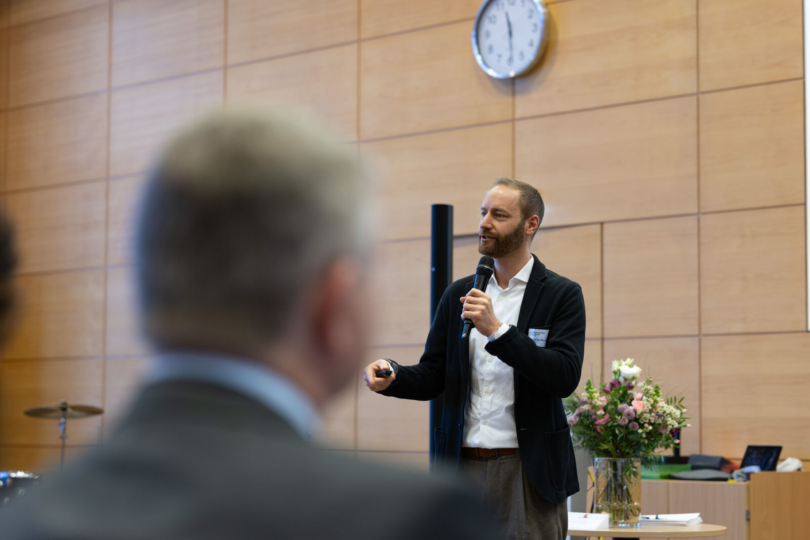 Sven von der Heyde hält eine Keynote