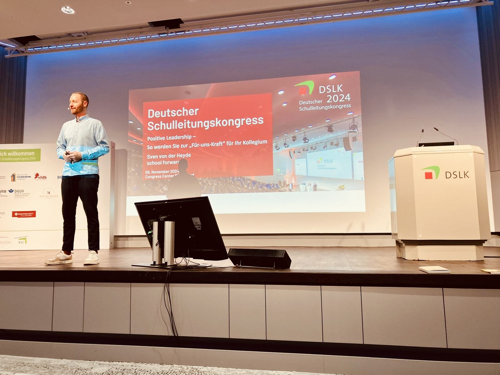 Sven von der Heyde bei seiner Keynote auf dem Deutschen Schulleitungskongress